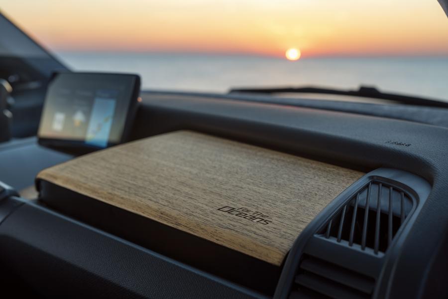 Детали интерьера BMW i3 For the Oceans Edition (I01) 2020 года  (фото 10 из 18)